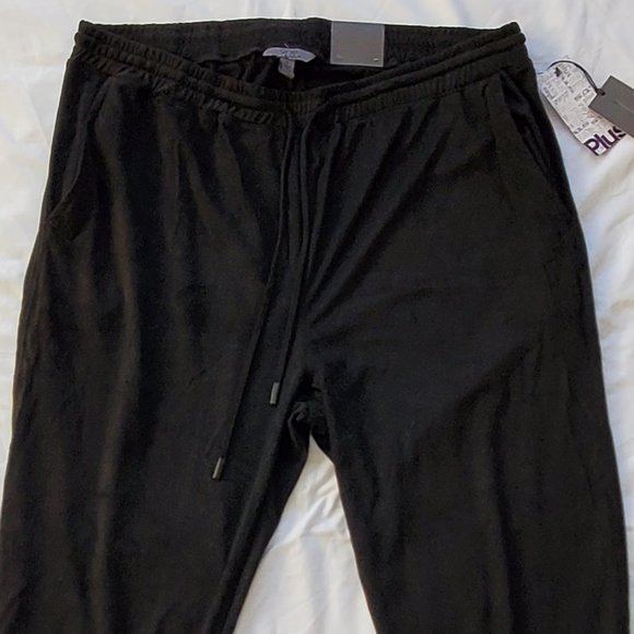 One By Chapter One Women's Black Suede Jogger Capris Pants Plus Size 1X - Picture 4 of 8